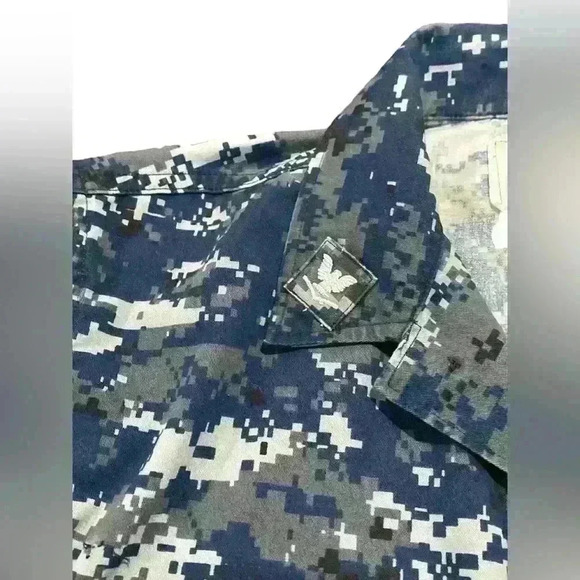 U.S. Navy Issued Button Down Jacket Embroidered Digital Camo Size Medium-Regular - Picture 6 of 7